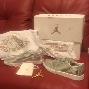 Air Jordan Retro 1 Pinnacle Low Silver sneaker